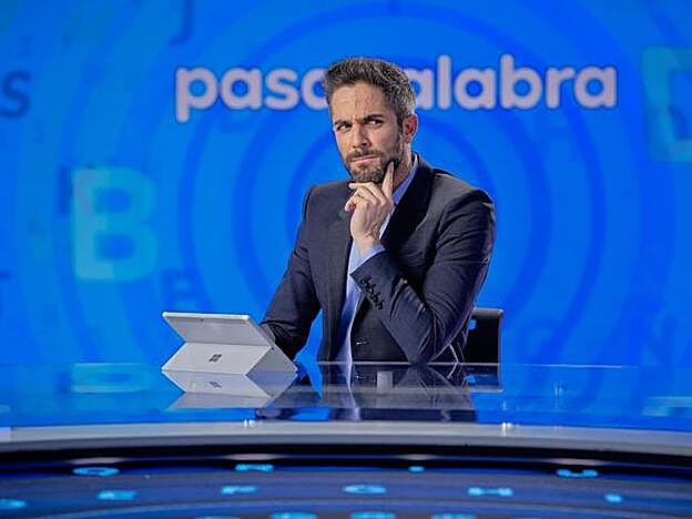 El presentador Roberto Leal sentado en el plató de 'Pasapalabra'.