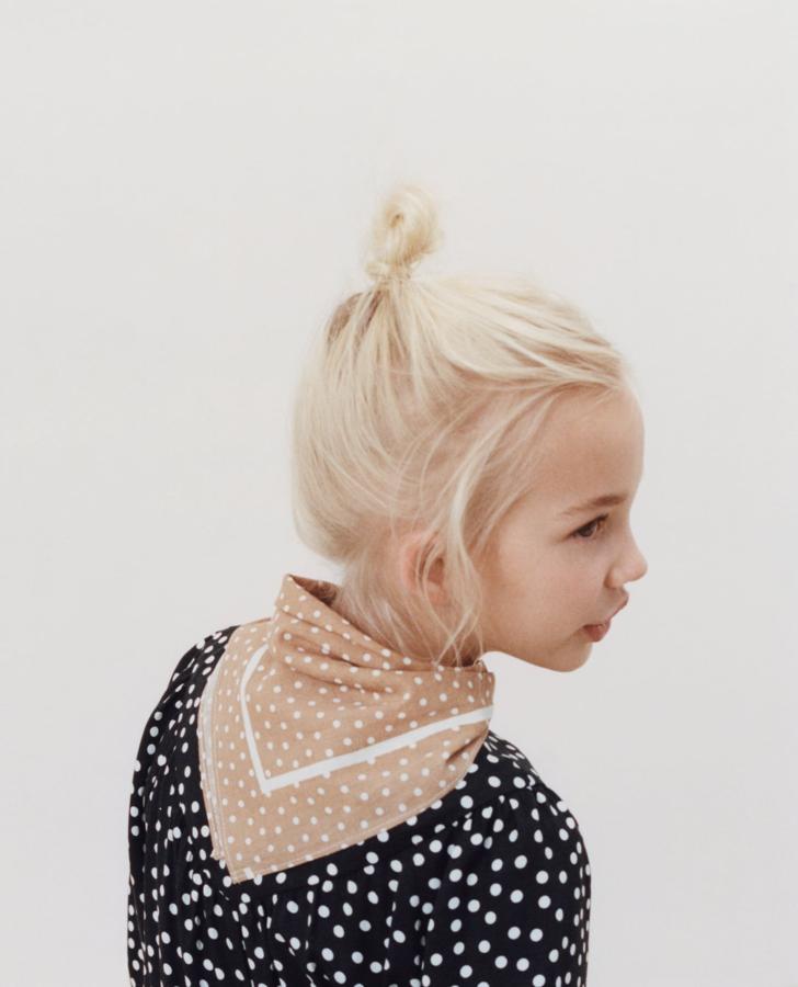 Pañuelo bandana de lunares en camel y blanco, de la colección de verano de Zara Kids (5,95 euros).