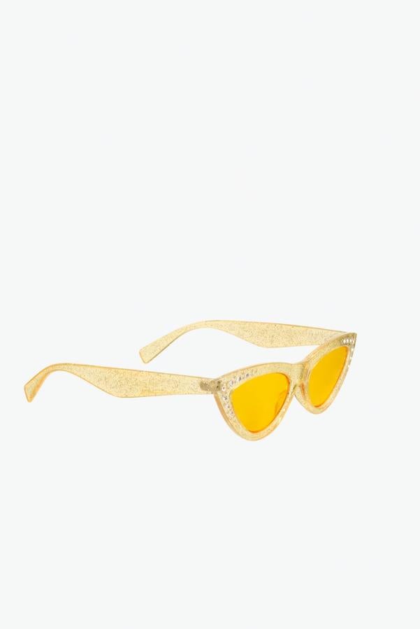 Gafas de sol de inspiración retro con detalles de purpurina y brillos, de la colección de verano de Zara Kids (9,95 euros).