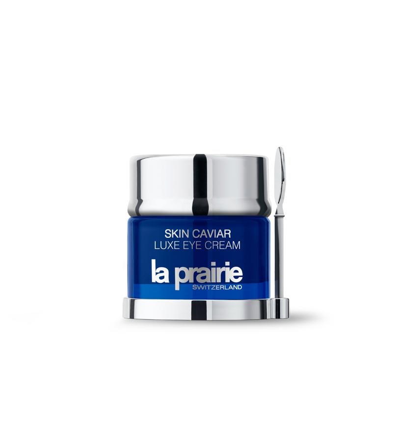 Enriquecido con caviar premier, combate los signos de la edad en el área más delicada del rostro: recupera la firmeza y elasticidad, mejora el aspecto de arrugas y finas líneas y restaura la hidratación.  Skin Caviar Luxe Eye Cream remasterizada con Caviar Premier de La Prairie  (312 €).