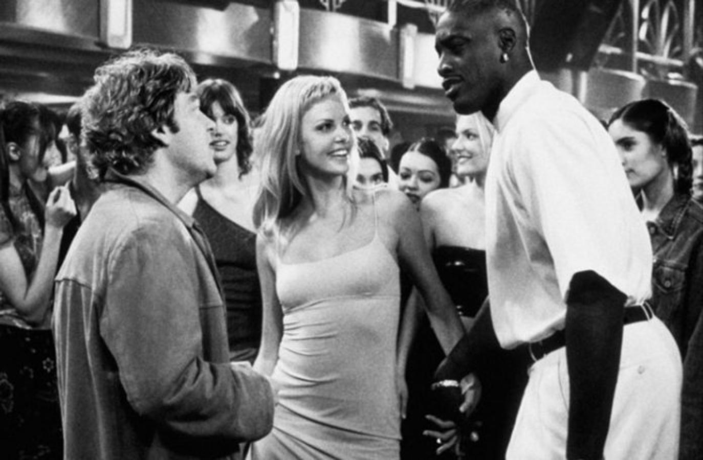 A finales de los 90 la actriz buscaba su sitio en Hollywood y Allen supo ver en ella el prometedor potencial que tenía. Le dió un pequeño papel en esta cinta ambientada en el turbulento mundo de la fama para interpretar a una supermodelo que sirvió para que todo el mundo reparara en ella. En 2001 repitieron en La maldición del escorpión de jade.