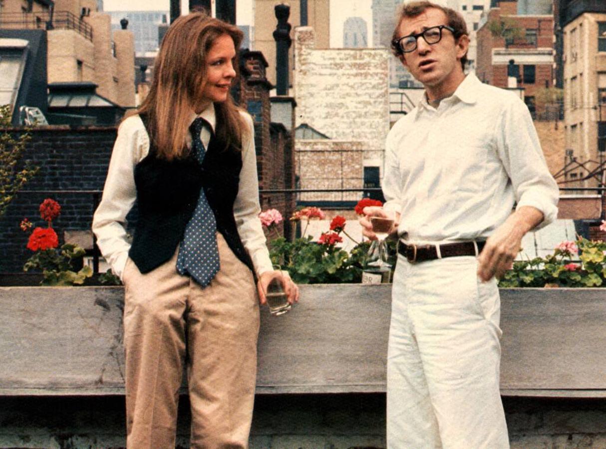 Juntos formaron la pareja cinematográfica y sentimental de la década de los 70. Un binomio cultural ineludible que a Keaton le reportó un Oscar por Annie Hall en 1978 y muchos otros papeles como el de Misterioso asesinato en Manhattan. Su relación terminó en 1975 pero la actriz siempre ha declarado que guardan una buena amistad.