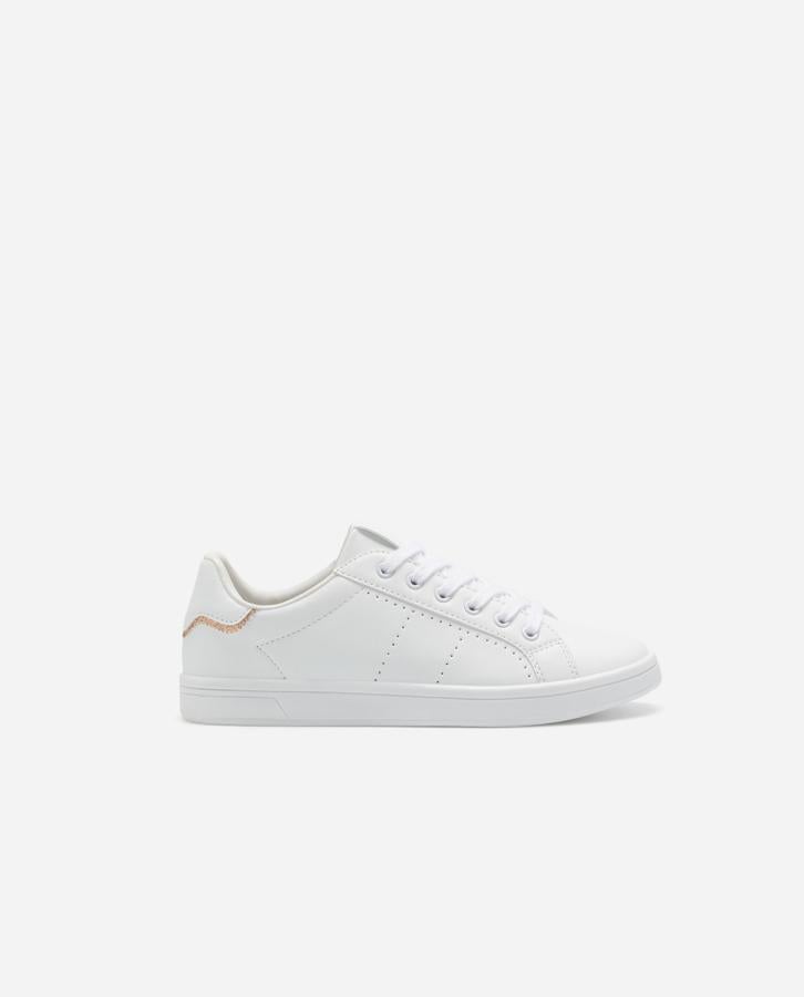 Zapatillas deportivas blancas de paseo con detalle en el contrafuerte, de Lefties (17,99 euros).