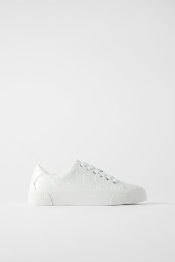 Zapatillas blancas con efecto piel, de Zara (19,95 euros):