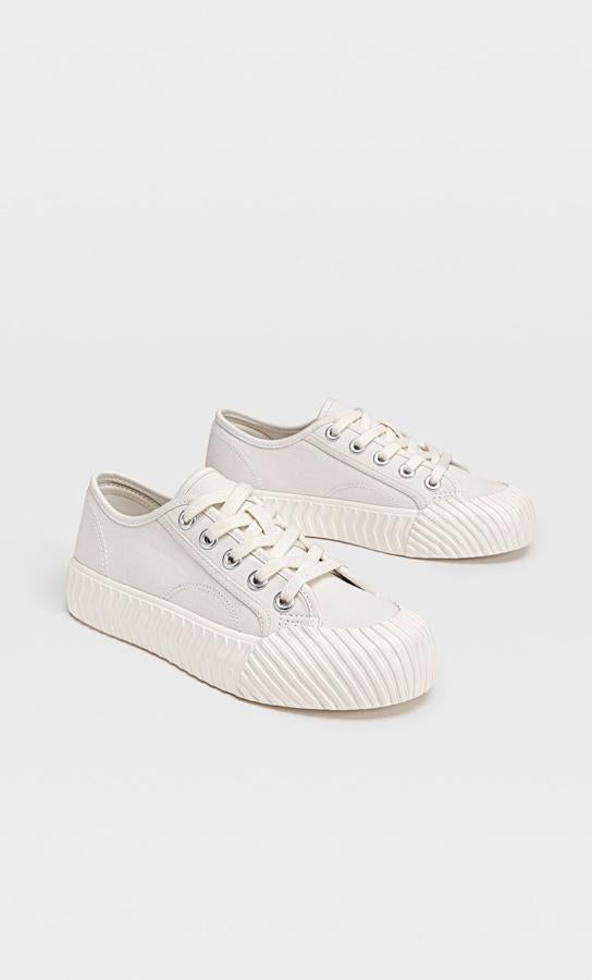 Zapatillas blancas de lona con puntera reforzada, de Stradivarius (19,99 euros):