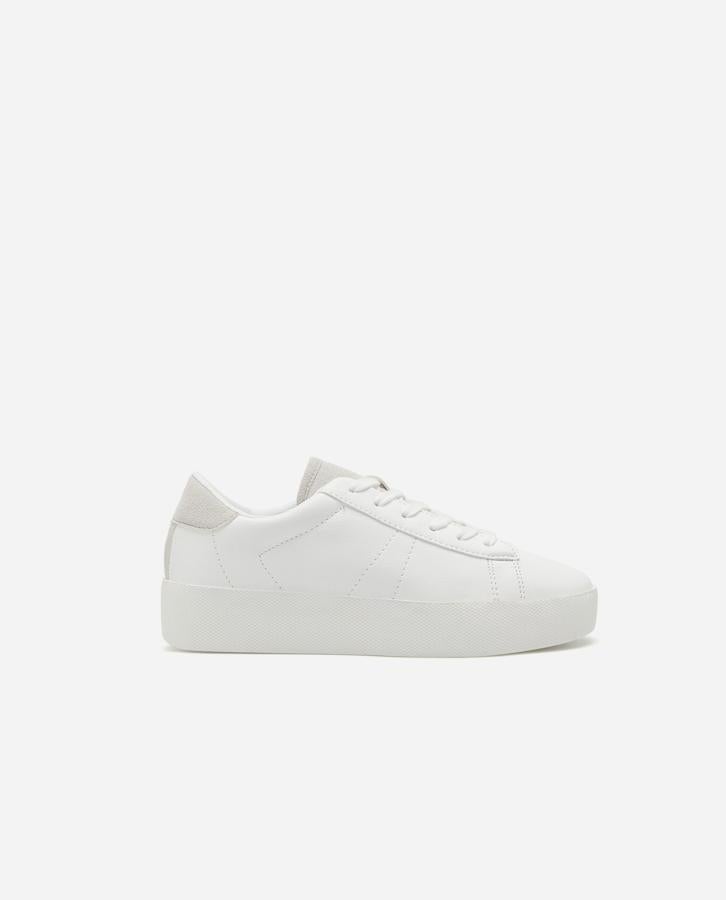 Zapatillas blancas con plataforma y detalle desgastado, de Lefties (19,99 euros).