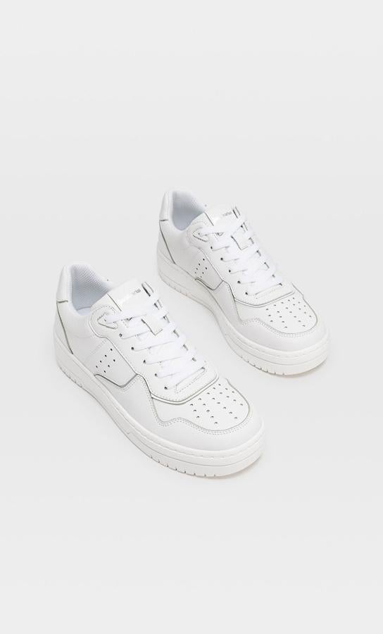 Zapatillas blancas perforadas, con suela de platadorma, de Stradiuvarius (19,99 euros).