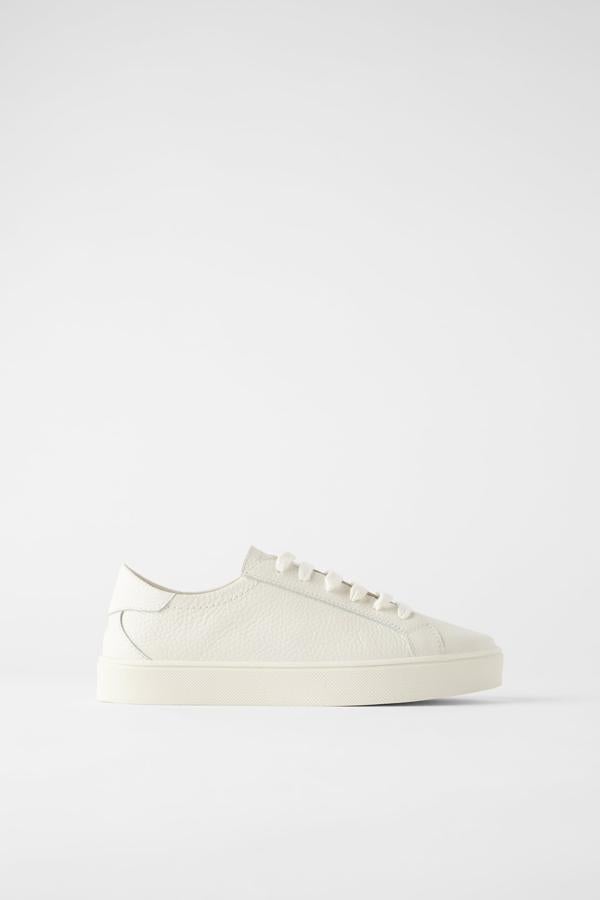 Zapatillas blancas de paseo con piel troquelada, de Zara (39,95 euros).