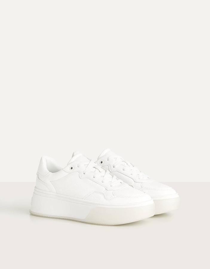 Sneakers blancas de Bershka, con plataforma semitransparente (25,99 euros).