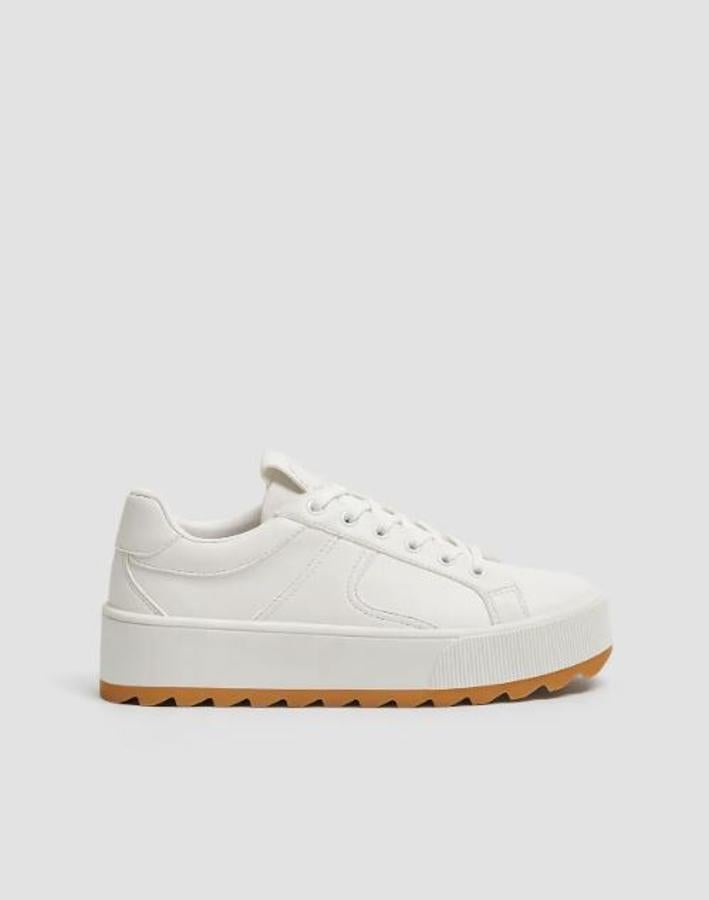 Zapatillas blancas con plataforma con suela de serraje, de Pull&Bear (17,99 euros).