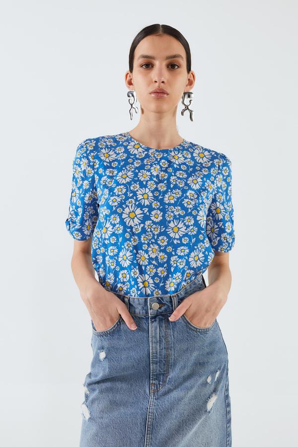 Esta blusa azul con manga corta acabada en lazo y cuello caja es de Sfera y tiene un precio de 13,99 euros. Está disponible entre las tallas S y XL.