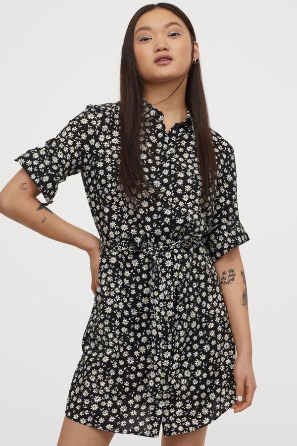Otra de las propuestas de H&M es este vestido camisero corto en tejido estampado de viscosa con botones ocultos delanteros y canesú en la espalda. Con bajo redondeado y cinturón a tono extraíble, cuesta 19,99 euros y está disponible en las tallas 32, 34 y 36.