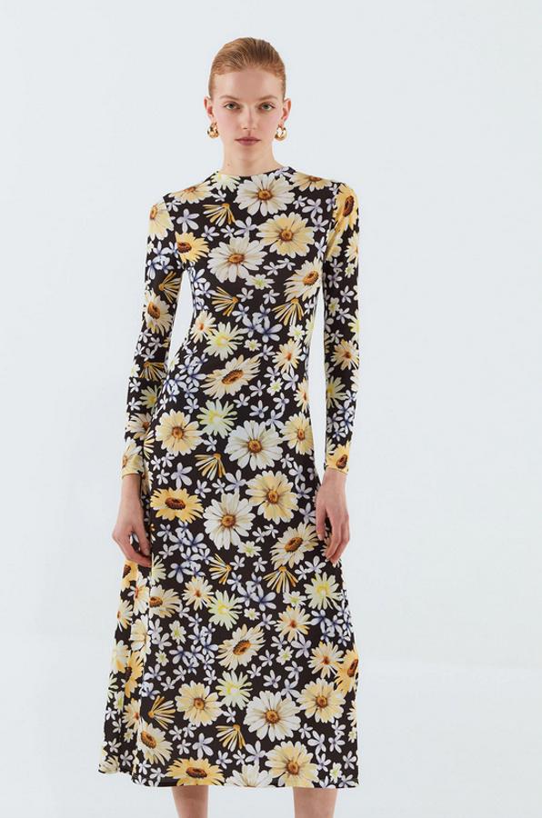 Uno de nuestros favoritos es este vestido de Sfera con multitud de margaritas de diversos tamaños sobre toda la prenda, de fondo negro. Con cuello mao, manga larga y bajo por debajo de la rodilla, tiene un precio de 25,99 euros y está disponible en las tallas S, M y L.