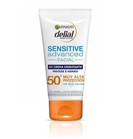 Esta crema solar para la cara protege e hidrata y solo cuesta 6,50 euros. SPF 50+ para combatir los efecto dañinos de los rayos UVA y UVB. Es resistente al agua y apto para todo tipo de pieles. Toma nota: Crema facial hidratante con alta  protección solar de Garnier Delial  Sensitive Advanced.