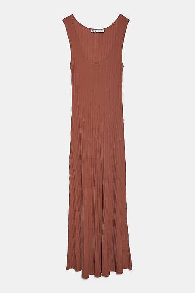 Vestido de punto de Zara en color teja (39,95 euros).