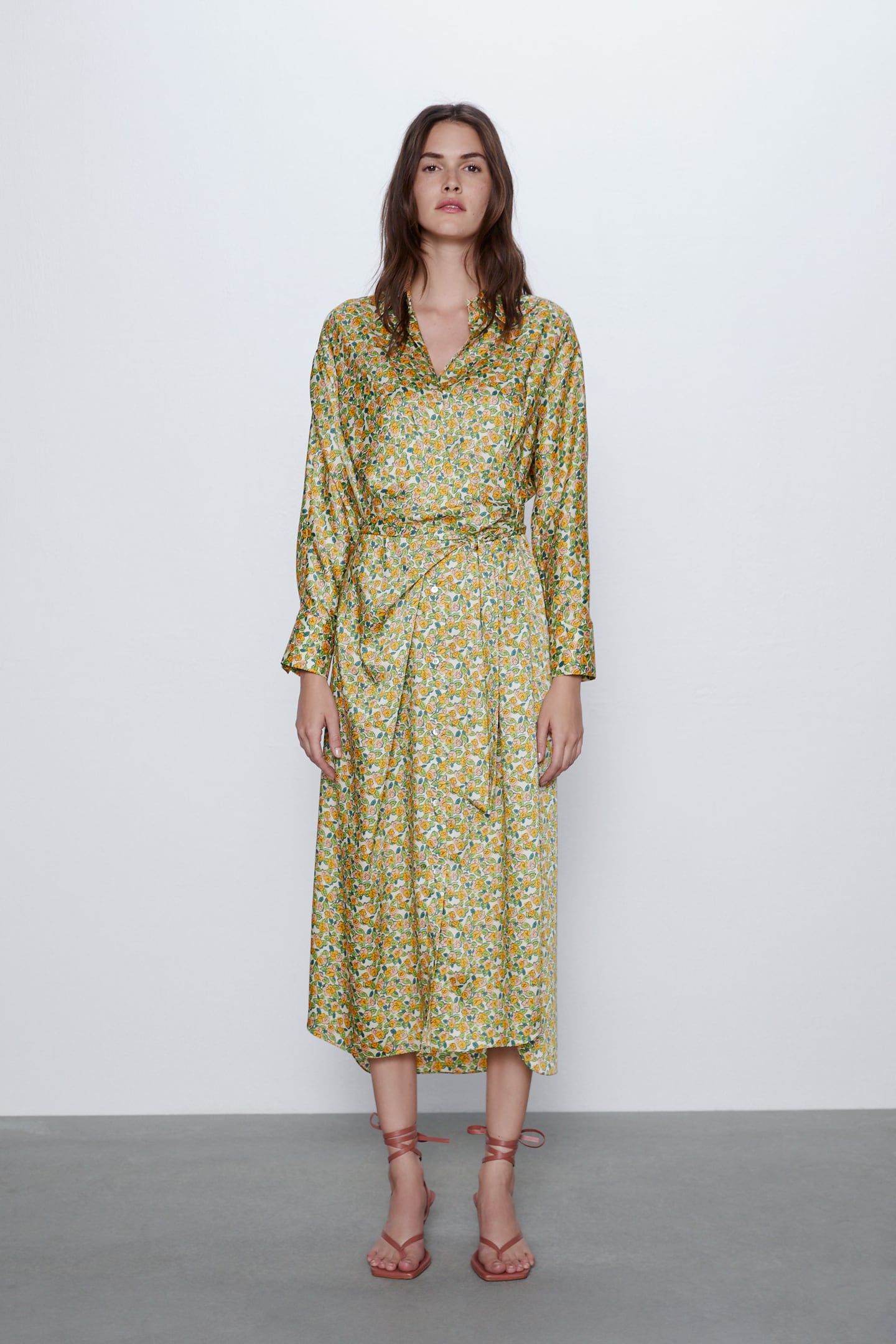 La versión de los vestidos lenceros es otra opción cómoda, favorecedora y de lo más acertada para este verano. (25,99 euros).