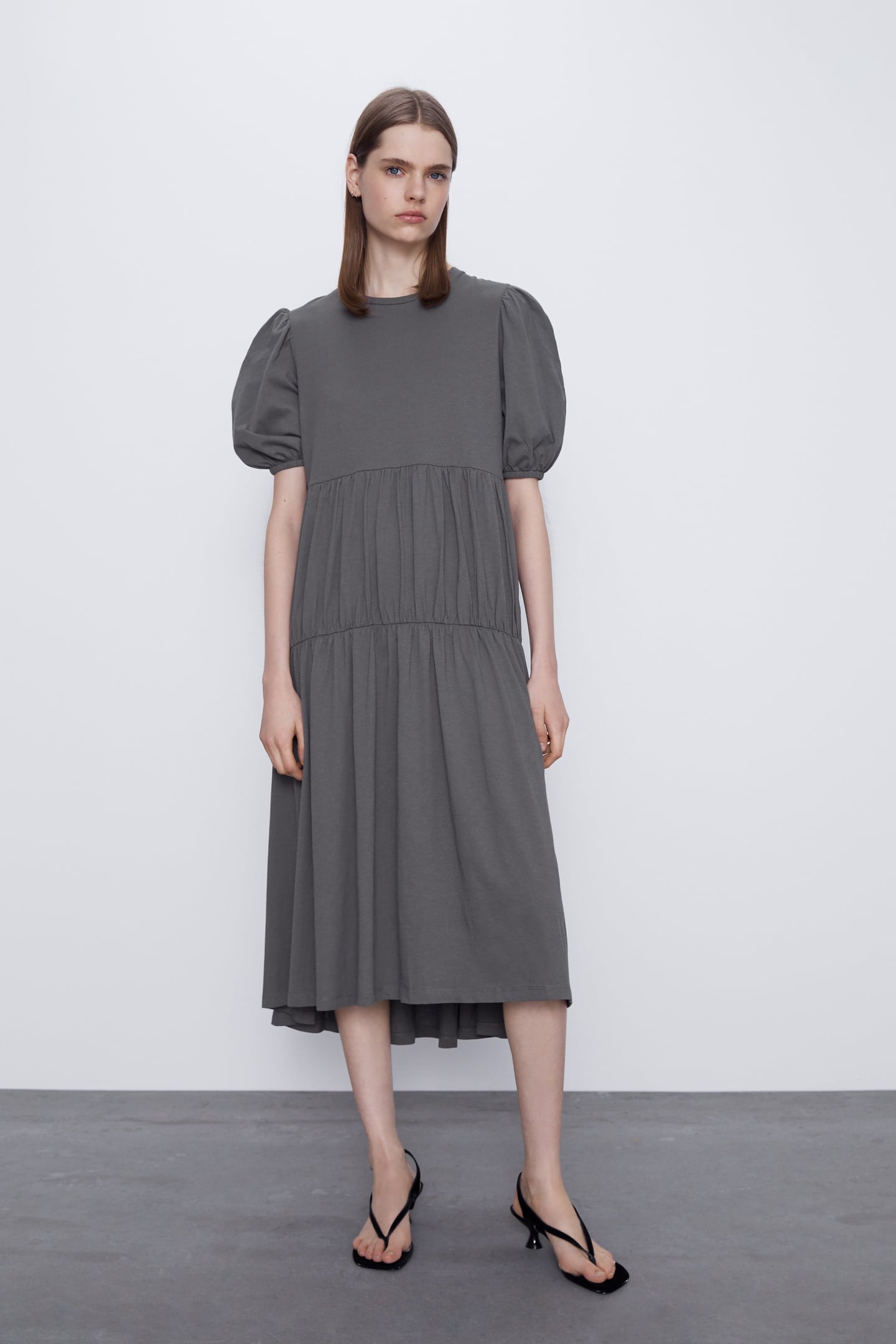 Durante el confinamiento, los vestido amplios han recuperado su merecido puesto entre las tendencias más cómodas de la temporada. Ríndete al diseño fluido con frunces de este vestido de Zara y no te arrepentirás. (7,99 euros). Disponible en todas las tallas y también en color negro.
