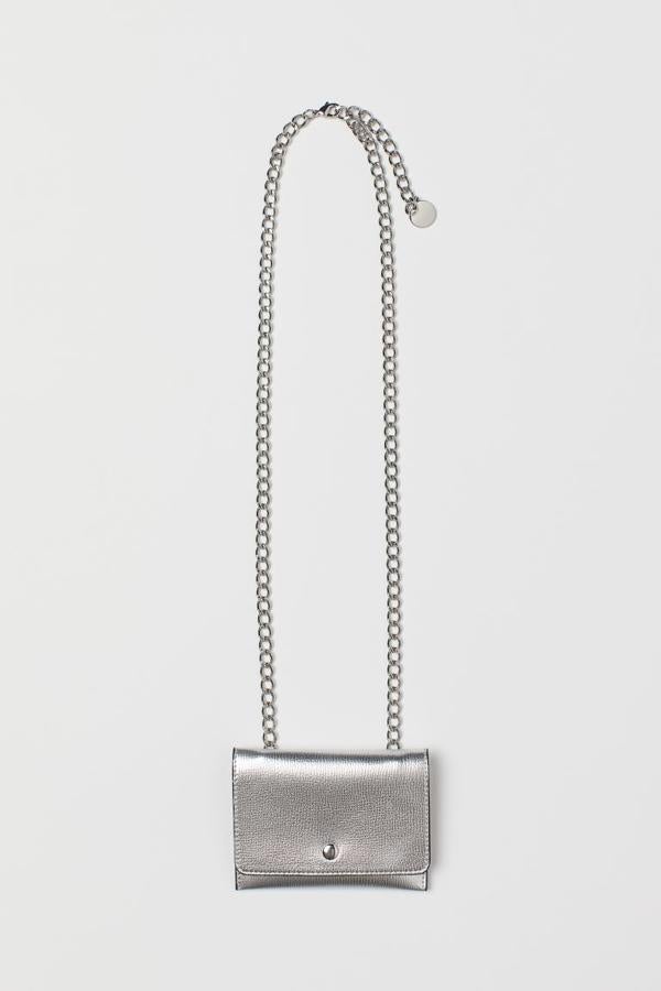 Para tus looks nocturnos más sofisticados, H&M ha lanzado este cinturón de cadena de metal con cartera de piel sintética que además es extraíble. Solo queda en la talla M-L y cuesta 17,99 euros.