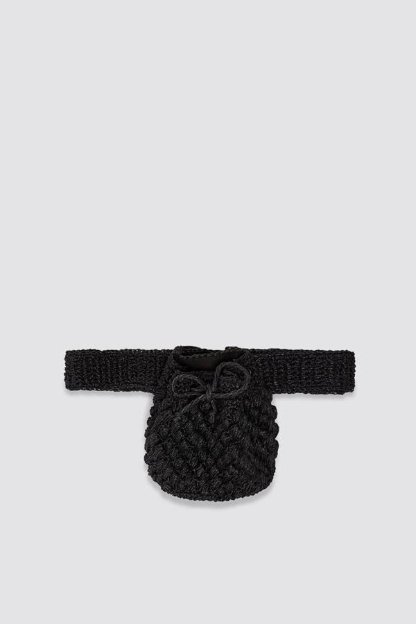 Diseño crochet para este cinturón negro de Zara con un mini bolso saca colgante y cierre de hebilla metálica. Tiene un precio de 22,95 euros y solo está disponible en la talla M.