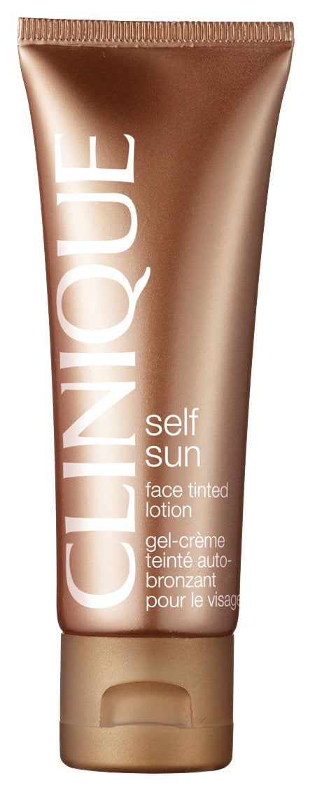 Por si no lo sabías, el mejor momento para dedicarte al autobronceado es la última hora de la tarde: a partir de las ocho te da tiempo a aplicártelo, a que se seque y a que la noche que tienes por delante permita que se revele sin sobresaltos.Clinique Self Sun Autobronceador Facial (30 €).