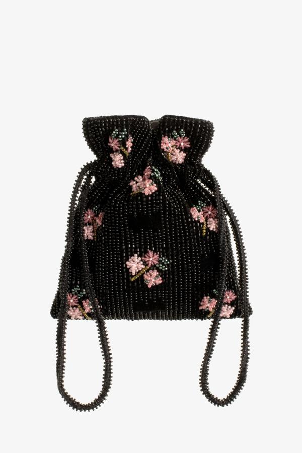 Bolso limosnera, de cuentas en negro con flores, de Zara (29,95 euros).