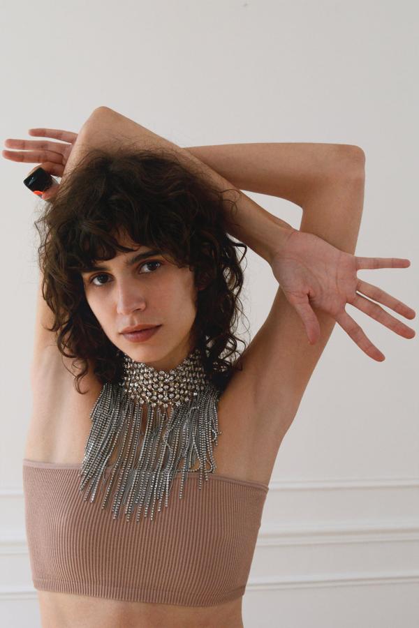 Colla choker con flecos de brillo, de Zara (39,95 euros). Es  perfecto para elevar el nivel de cualqueir look .