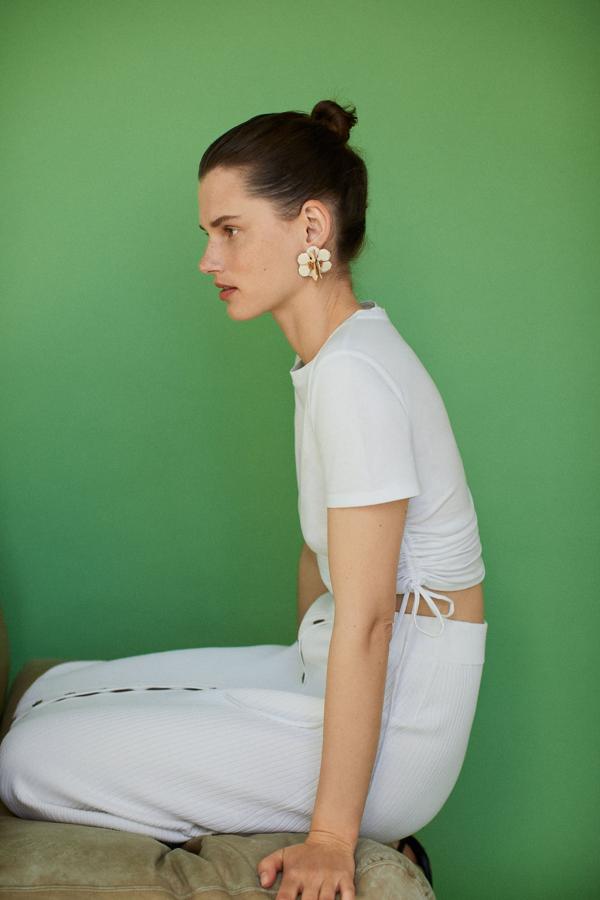 Pendientes con forma de flor, de Zara (12,95 euros).