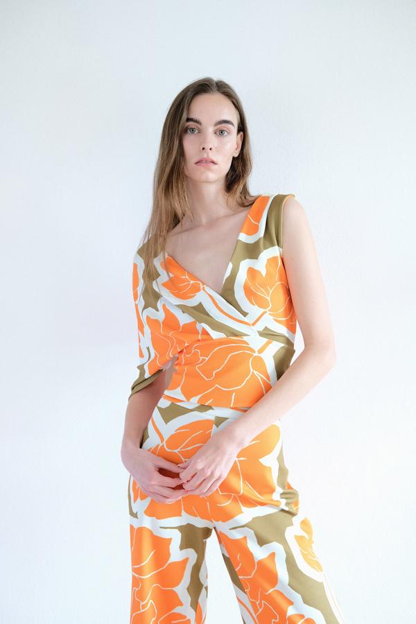 Con una manga de tirantes y otra corta, este top de Sfera en naranja y verde oliva con estampado de flores cuesta 19,99 euros y está disponible en las tallas S, M y L.