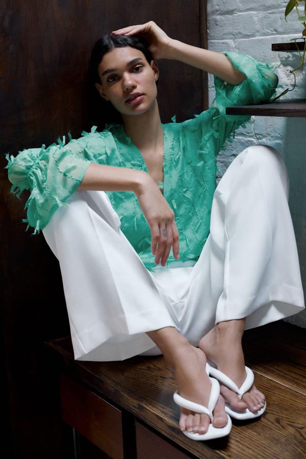 Una de las propuestas más originales de Zara es este cuerpo de escote de pico con manga larga acabada en volante con elástico. Con flecos combinados a tono, en verde agua, tiene un precio de 25,95 euros y está disponible entre las tallas XS y XL.