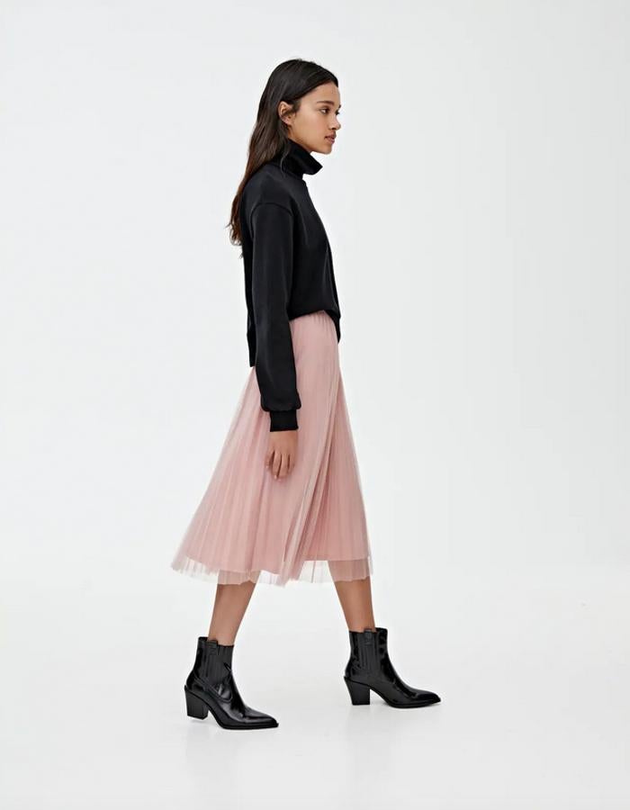 En Pull&Bear hemos encontrado esta falda en rosa empolvado plisada, con silueta fluida y cintura elástica. Tiene un precio de 19,99 euros y está disponible en las tallas XS, S, M y L, aunque se está agotando en todas menos en la M.