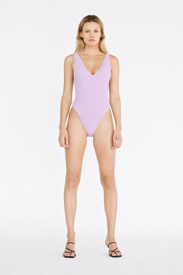 Bañador de escote en pico y de efecto arrugado en color malva (19,99 euros).