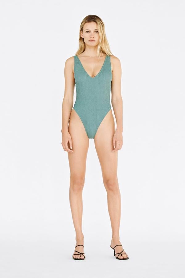Bañador de escote en pico y de efecto arrugado en color aguamarina (19,99 euros).
