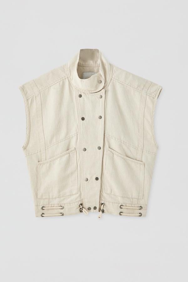 En color crudo, este chaleco oversize cuenta con cierre de doble botón y combina algodón y lino. Tiene un precio de 39,99 euros.
