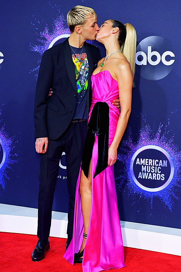 Anwar Hadid y Dua Lipa, oficializando con un beso su relación en los American Music Awards el año pasado.