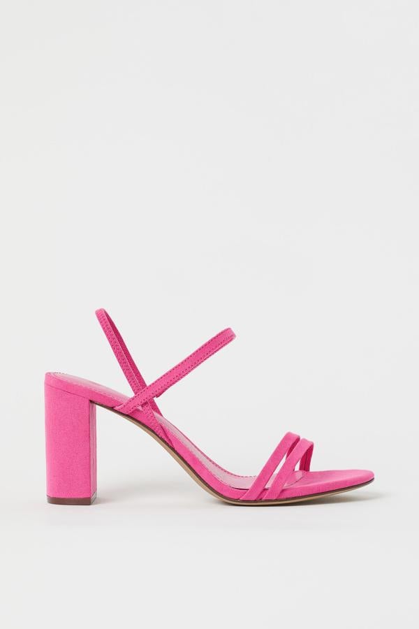 En color cereza (también están disponibles en beige), estas sandalias de tacón cuadrado revestido y tiras finas tienen un precio de 24,99 euros.