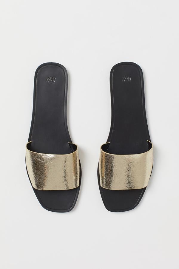 En color dorado, aunque también las encontramos en negro, estas sandalias de piel sintética con tira ancha y puntera abierta, tienen un precio de 19,99 euros.