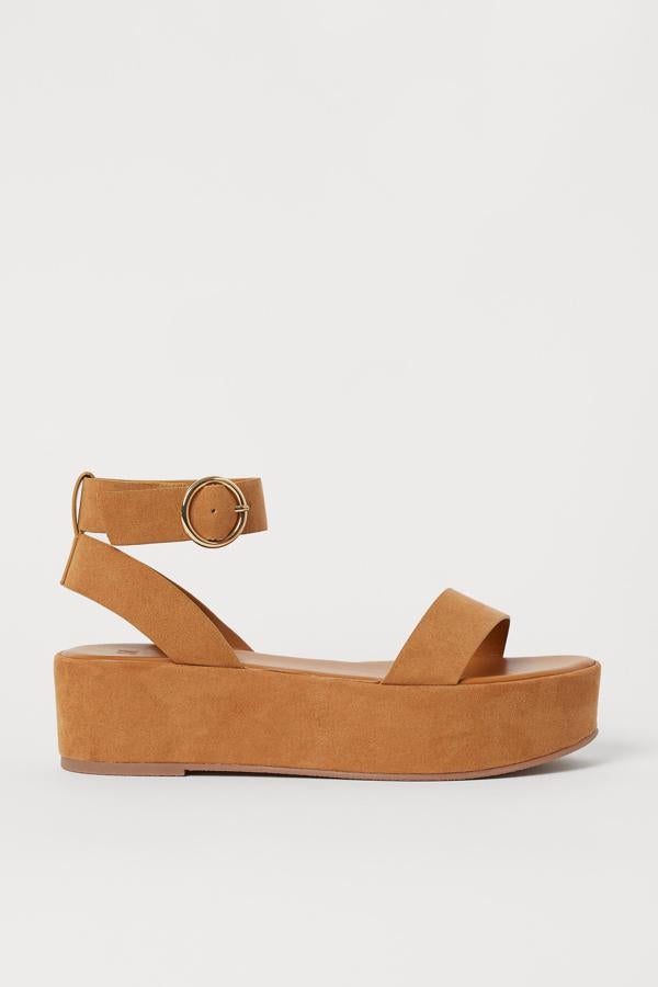 De ante sintético suave y plataforma, estas sandalias en color marrón claro cuentan con pulsera ajustable en el tobillo con hebilla de metal redonda. Tienen un precio de 29,99 euros.