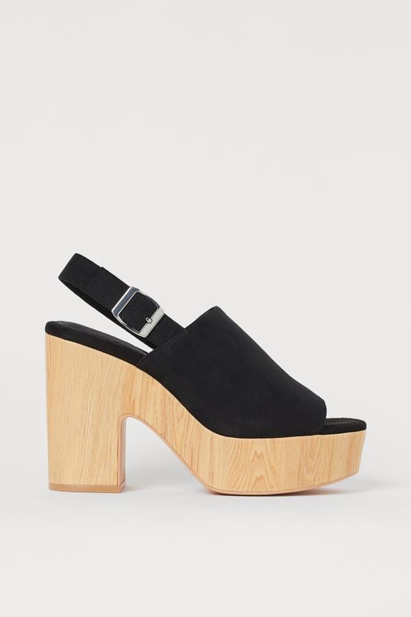 En color negro, con plataforma de cuatro centímetros y tacón de once, estas sandalias de puntera abierta y pulsera ajustable tienen un precio de 24,99 euros.