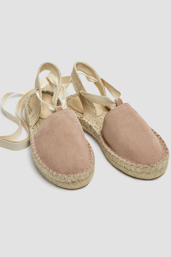 Estas alpargatas de yute y serraje son unas de las más deseadas. De color rosa palo y con detalle de pespuntes en color beige, cuenta con lazada al tobillo y tiene un precio de 35,99 euros.