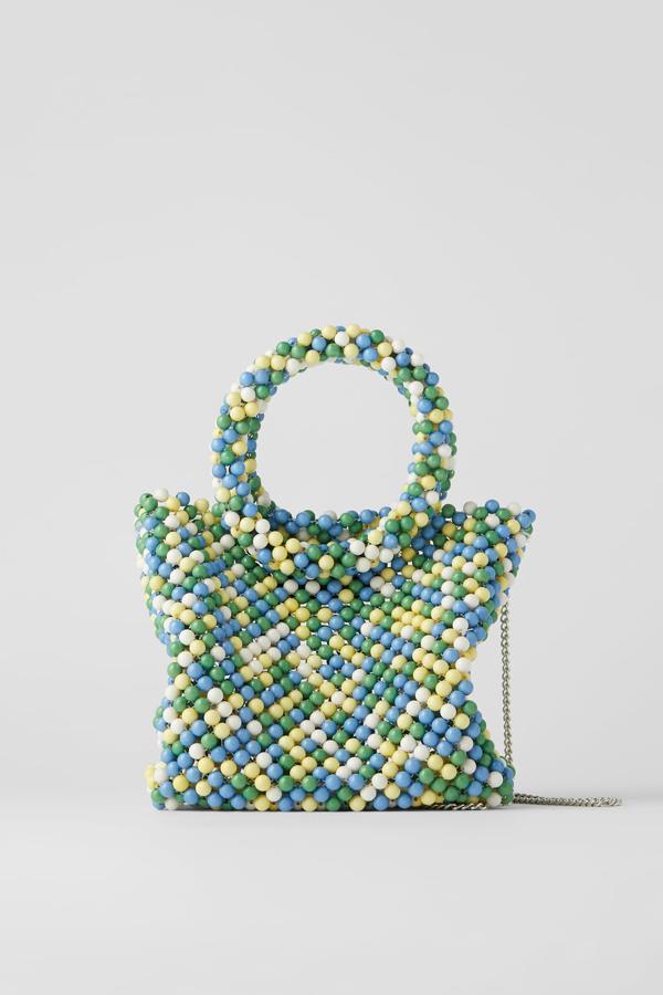 Formado por bolitas de colores, este mini shopper con asa de mano circular y asa de hombro con cadena tiene un precio de 25,95 euros.