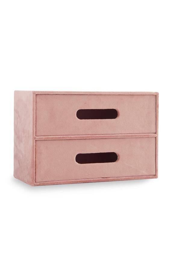 Esta cajonera en terciopelo de color rosa cuenta con dos cajones y tiene un precio de 12 euros.