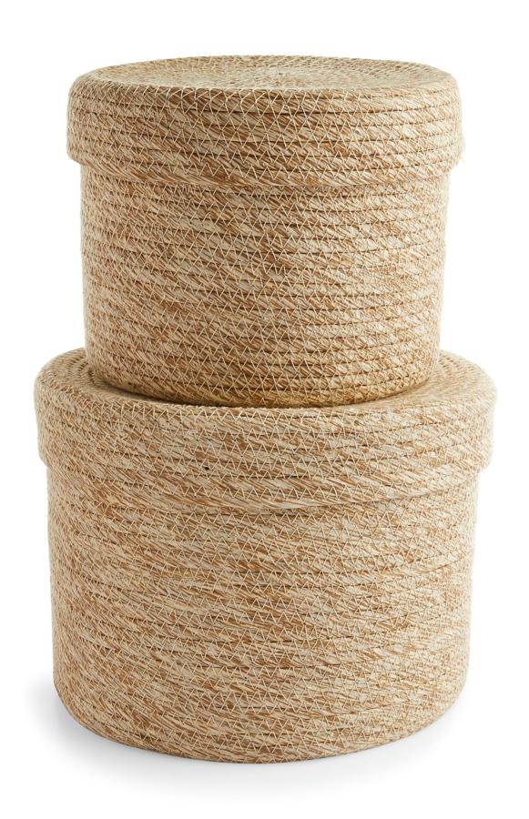 Este pack de dos cestas tejidas en color natural cuesta 14 euros.