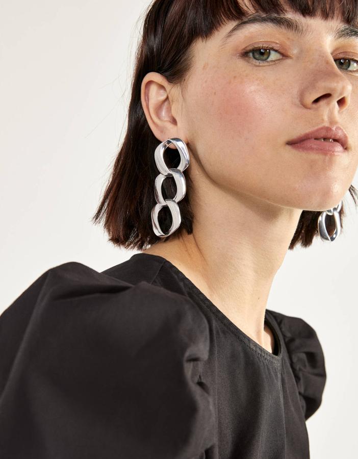 Si unos pendientes pueden ser la clave de un estilismo,  estos con forma de cadena en plata  lo conseguirán. Tienen un precio de 4,99 euros.