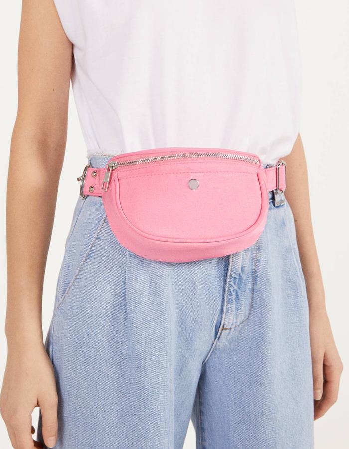 En un llamativo color rosa,  esta riñonera de nylon  con cremallera y hebilla metálica tiene un precio de 12,99 euros.