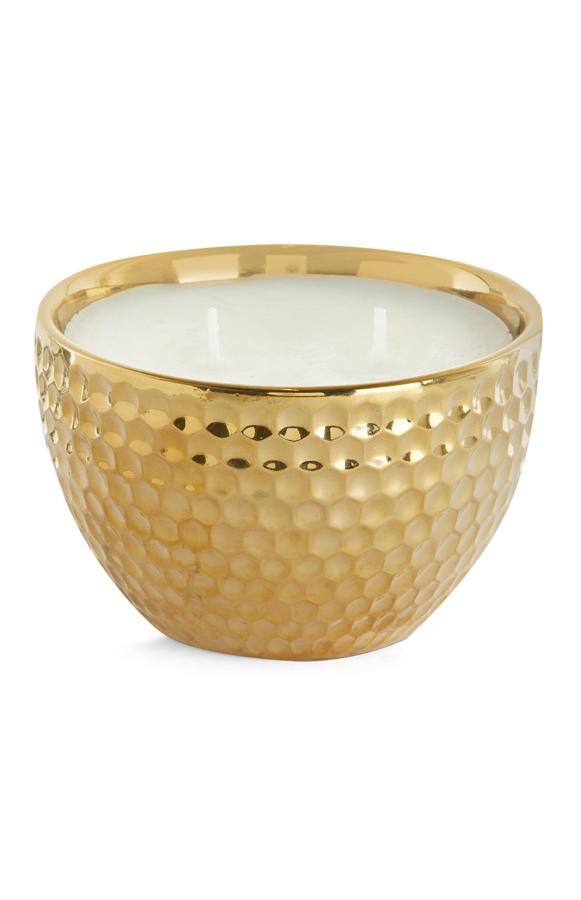 Esta vela dorada martillada con dos mechas tiene un precio de 6 euros.