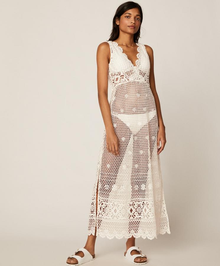 Oysho nos propone este increíble vestido de crochet en color blanco. De tirantes y encaje floral, tiene un precio de 59,99 euros.