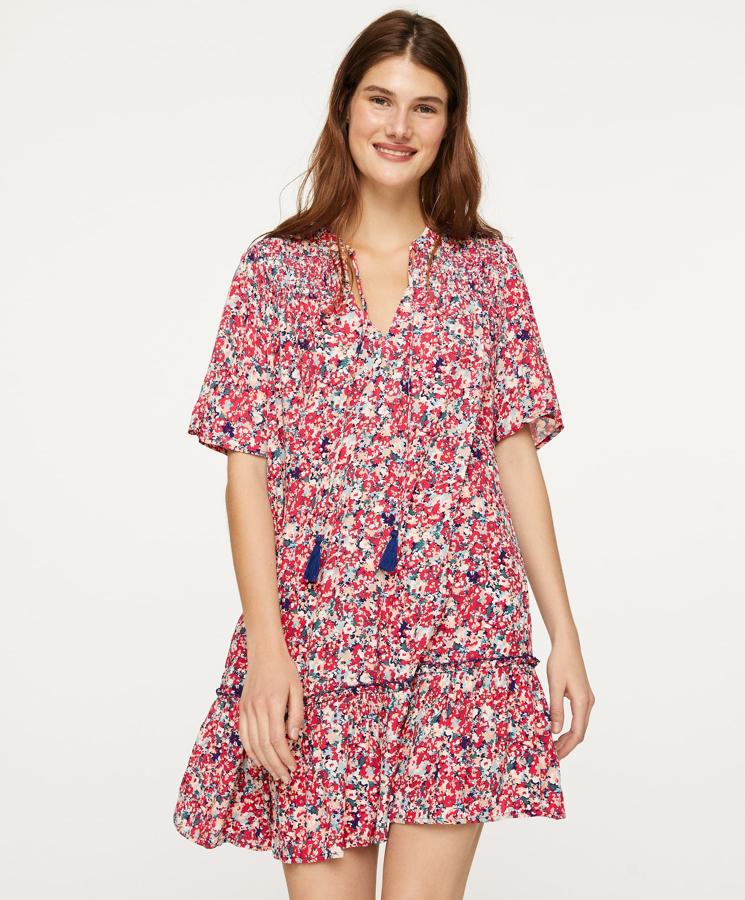 Con estampado de flores en tono frambuesa, este vestido corto con volante en el bajo y detalle de cordón con borlas tiene un precio de 29,99 euros.
