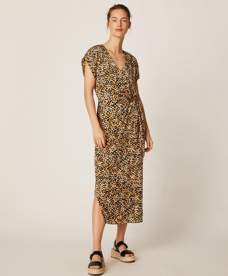 Con estampado de manchitas en tonos blancos, negros y amarillos, este vestido con manga corta suelta y ligero escote tiene un precio de 35,99 euros. Cuenta con aberturas laterales.