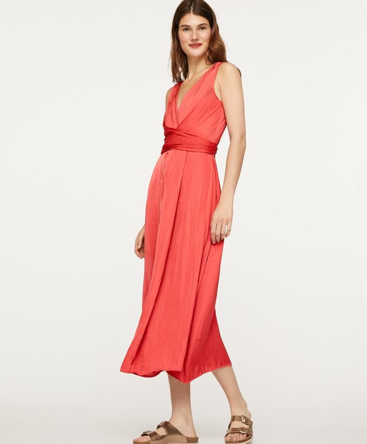 De tejido satinado en color salmón, este vestido cruzado de tirantes sienta de maravilla. Con lazada en la parte trasera, tiene un precio de 35,99 euros.