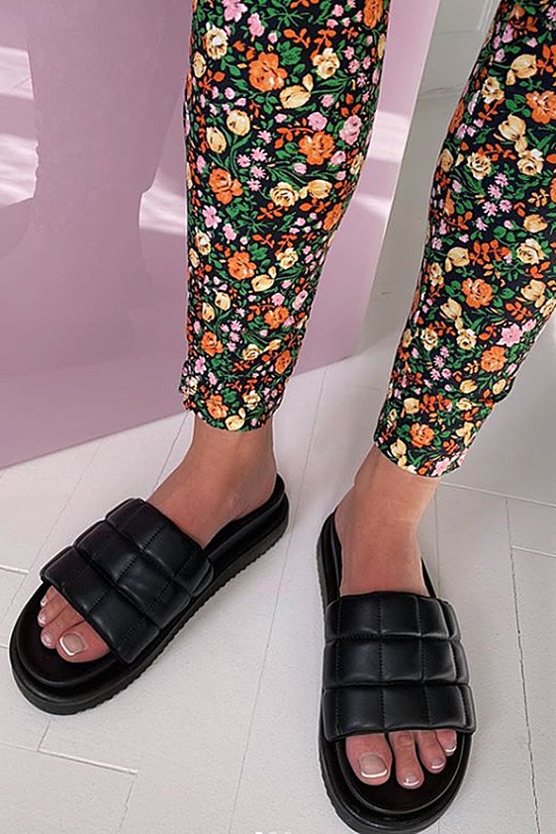 Las clásicas sandalias de pala, con la suela cómoda de las de treking y el acolchado de tendencia creado por Bottega Veneta. Un hit de ventas seguro de H&M.
